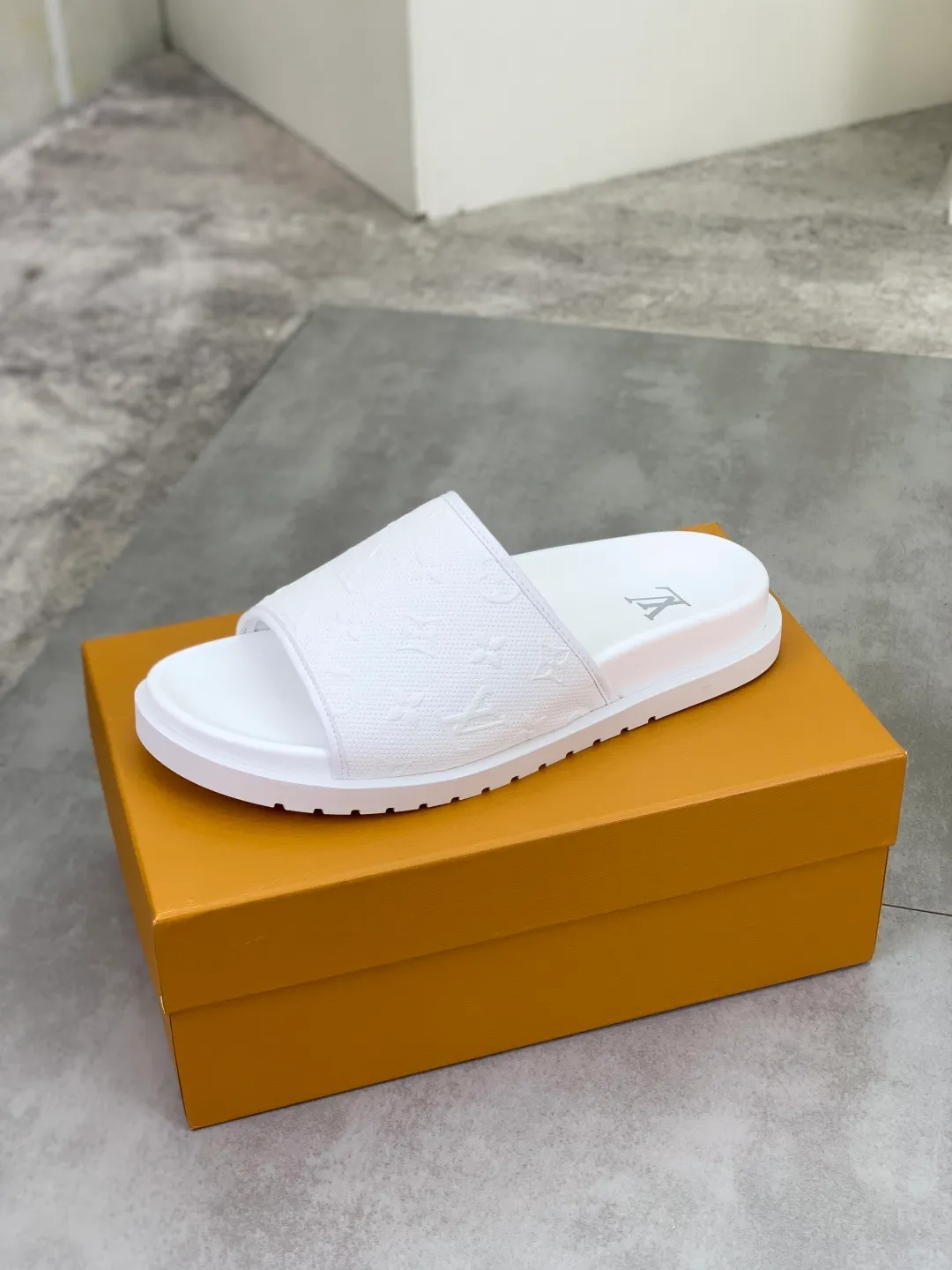 Men's shoes 💰P300💰【New style】🆘 Original quality 【LOUIS VUITTON】The popular Louis Vuitton LV men's slippers on the official website are on sale simultaneously! Original fabric imported from Italy, original factory special supply, code number: 38-44 (45 customized), many colors available